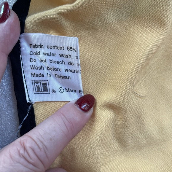 Vintage Mary Engelbreit Apron 90s Yellow Heart Buttons Contrasting Floral Print - Picture 4 of 5